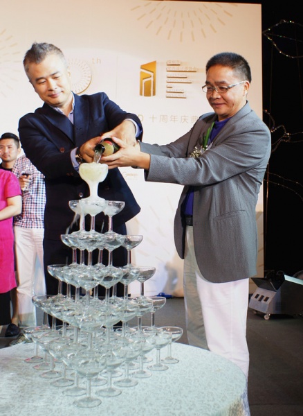 刘波与赵庆祥一道浇筑10周年庆典香槟塔