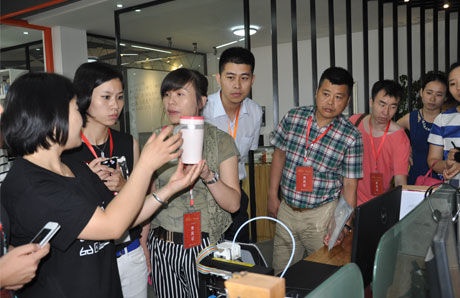 参会代表参观了位于宁波南部商务区的浙江先行工贸有限公司