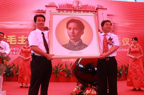  蒙娜丽莎集团董事长、优秀党员萧华(前左一)向安源路矿工人运动纪念馆赠送“毛主席去安源”经典纪念版瓷像