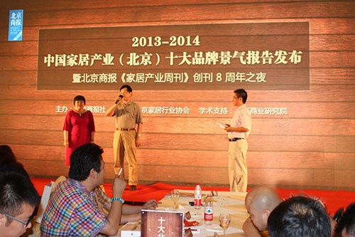 图为：特普丽董事长杨冀(左二)与格莱美墙纸懂事长娄彦华(左一)