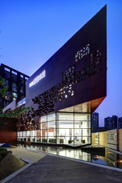 诚盈中心办公楼设计 建筑采用虚实对比的造型手法