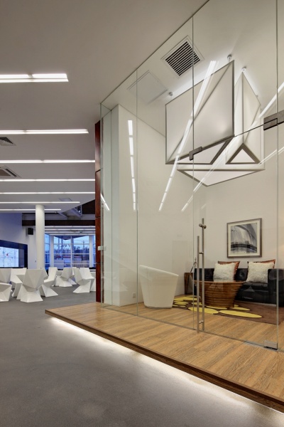 诚盈中心办公楼设计 建筑采用虚实对比的造型手法