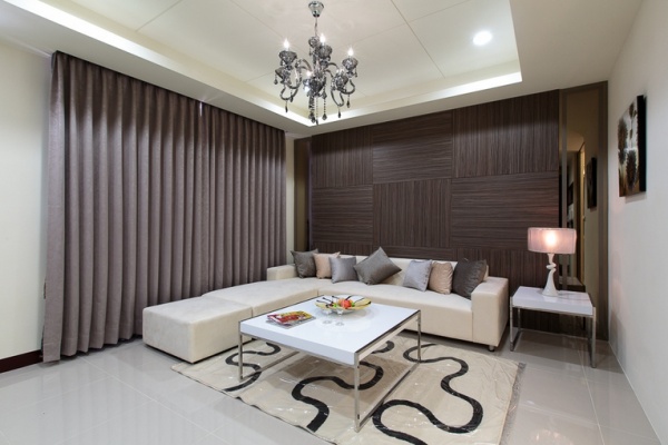 客厅：沙发背牆利用多块木头板材拼贴，让纹路随著方向性，突显不同的设计效果。