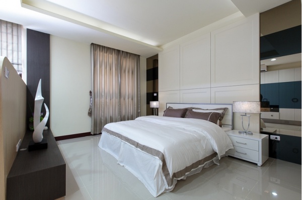 主卧室：主卧室为了能有更加放大的生活感，设计师在床头背牆两侧区域加装茶镜，反射空间本身。