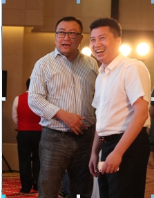卢森地板总经理陆珂（左）和朗斯淋浴房董事长向伟昌（右）