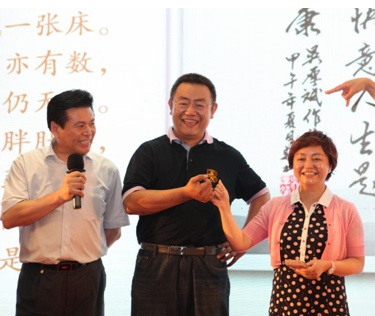 久盛地板董事长张恩玖（左）、吉福特橱柜董事长夏季（中）和圣象集团副总裁朱玲英（右）
