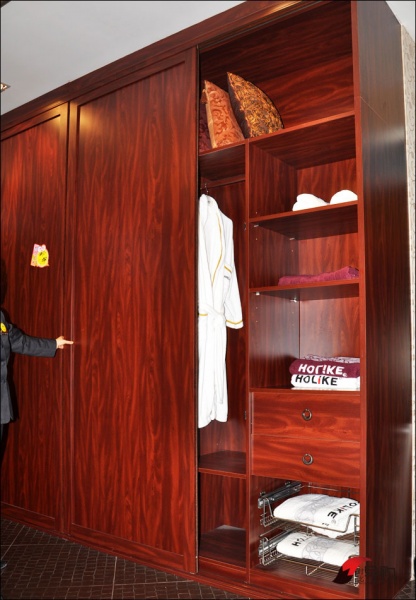 好莱客西子红整体衣柜为推拉式柜门设计
