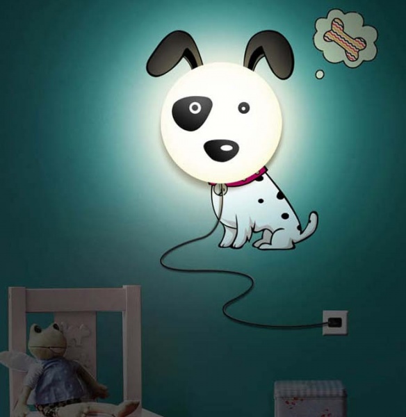 小狗狗造型的灯陪伴在床边，很有安全感吧
