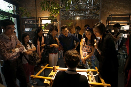湖南卫视主持马可（前排右三）、YOYO（前排右二）、王欢（前排右四）与众名流围观手工刺绣，并惊讶于手工刺绣的工期漫长。