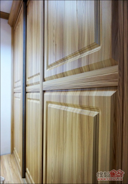 柜体和门板以深橄榄木纹板为基材
