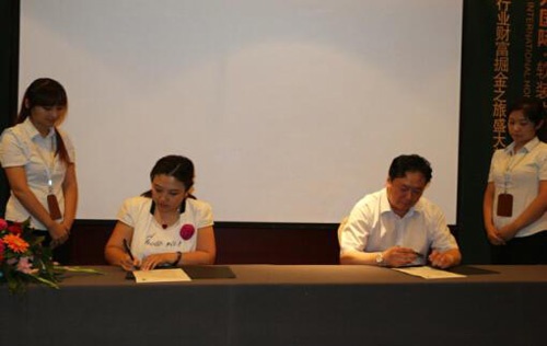 绿色家居客户总监白国巍女士（左）  大方国际总经理陈继东先生（右）