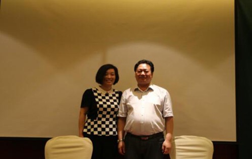  河北青年报家居部主任徐晓晶女士（左）  大方国际总经理陈继东先生（右）