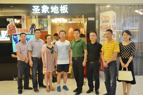 2014四川省理科状元封凡(左四)到访圣象地板专卖店