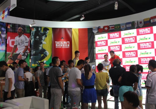 著名足球评论员张路于TATA木门十里河旗舰店与广大球迷互动