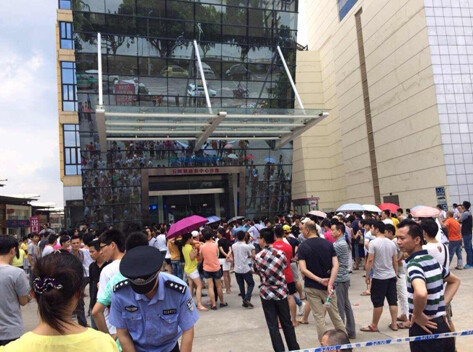 大批商户聚集到广州五洲建材城附近，抗议租金上涨过猛。