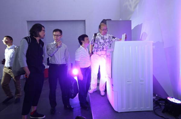 参与卡萨帝创艺大赛的评委们，在现场体验卡萨帝云裳洗衣机产品