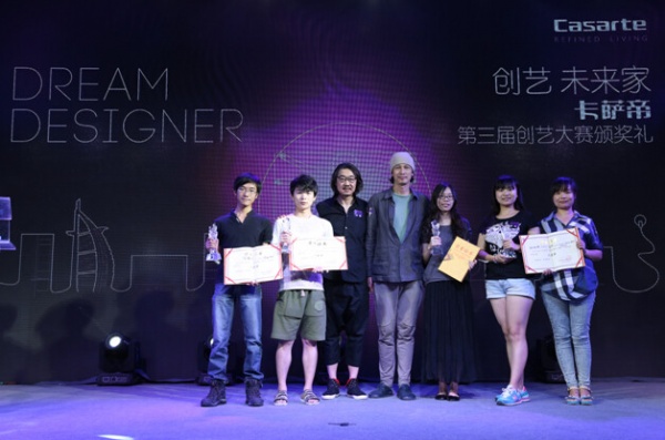 国际著名设计师石大宇、叶宇轩为获奖的大学生创客颁