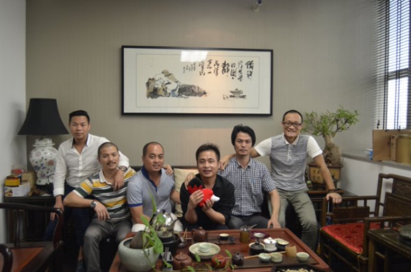 湛江设计力量四位发起者和其他成员在吕氏国际茶室接受搜狐焦点家居独家采访