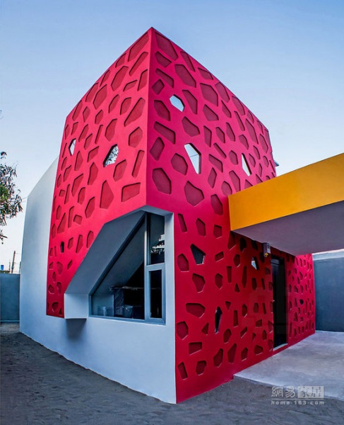 gerardo ars 为年轻家庭建造红珊瑚房子