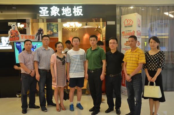 2014四川省理科状元封凡(左四)到访圣象地板专卖店
