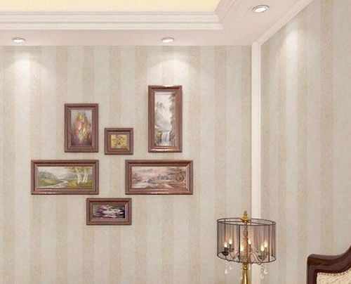 装修墙纸效果图：现代中式淡雅竖条纹墙壁纸，搭配朴素优雅的挂画，更加彰显主人的气质。