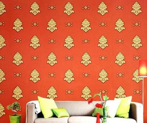 装修墙纸效果图：鲜红的底色搭配金黄色的图案，十分契合家中轻松俏皮的风格，再搭配素色的沙发，可以彰显主人的气质。
