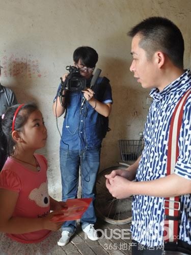 马可波罗南京公司总经理助理刘浩把爱心慰问金交给孩子。