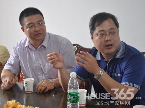 共青团南京市委员会权益部部长助理、南京市希望工程办公室负责人朱伟、马可波罗瓷砖慈善基金会秘书长李军林了解孩子们的情况。