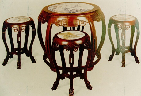 檀木嵌瓷面圆桌凳组，上海十九世纪制造的产品。桌面嵌青花釉裹红瓷面，桌沿浅雕回纹图样，凳面嵌以粉彩山水瓷面，每一瓷面构图俱不相同。桌脚与凳脚线条弧度优美。