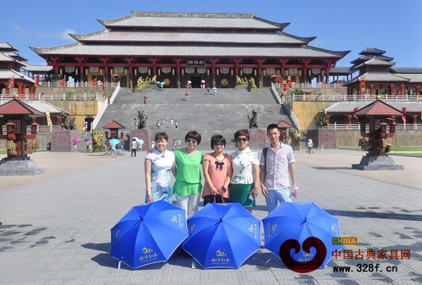 学员们撑着双洋红木遮阳伞游玩秦王宫
