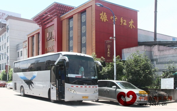 振宇红木拉拉队乘坐大巴车前往2014年中国乒乓球俱乐部超级联赛女团第14轮比赛现场