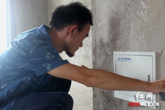 名匠装饰高级设计师徐斌在专心测量房屋数据。）