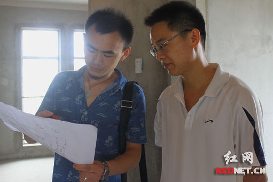 验房结束后，徐斌向红网网友黄先生讲解验房量房结果，并对黄先生提出的问题作出专业解答。