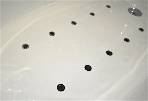 浴缸采用无毒无味的优质亚克力板