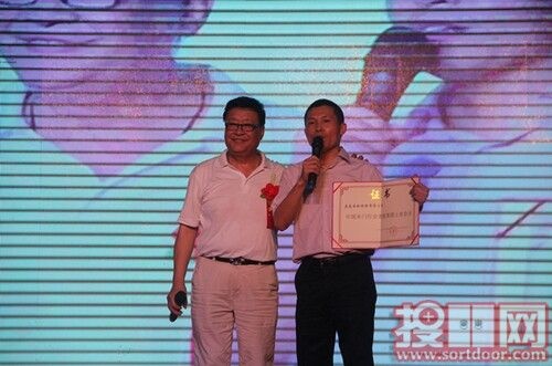 张国林会长为庆祝嘉森国际上市特制证书，执行总裁陈金吉领取