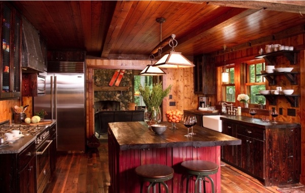 宽木条地板，木天花板及横梁，做旧实木橱柜和吊柜，木质元素充斥乡村田园风格厨房