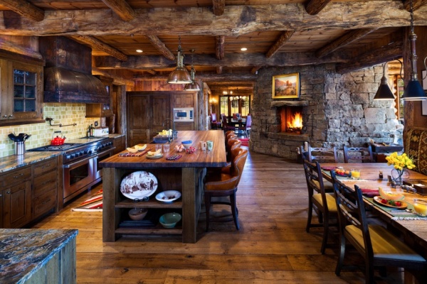石材墙面和实木横梁完美地结合在一起，呈现出古朴的乡村田园风格厨房