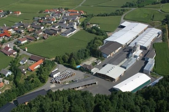 奥地利的斯戴尔马克洲史迪莱克工厂，这里地处阿尔卑斯山（The Alps ）腹地，流经的莱茵河带来了丰富的水力资源，可以为史迪莱史提供珍贵的上好林木