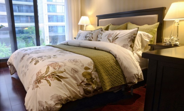 步入主卧，木质坚硬的Brandon卧房系列搭配徽章图案的Dominick全棉印花被套，硬朗气质与温婉古典相容，别具一格。