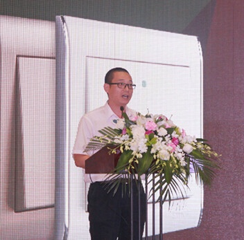 西蒙电气(中国)有限公司营销中心市场部总监江波先生发表讲话