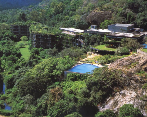 酒店实景俯瞰图，只能看到酒店的半翼，建筑完全掩映在绿色植物之中。图片来源： Geoffrey Bawa: The Complete Works.by David Robson