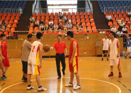 决赛环节，郦总接过裁判手中的篮球，为进入决赛的营销队和行政队开球