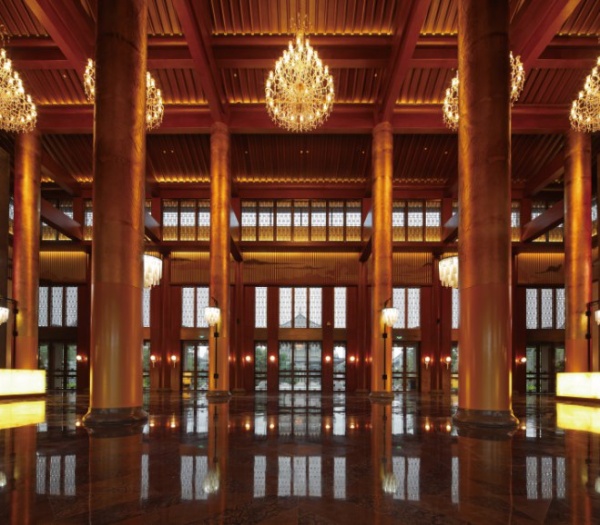杜昀与刘红蕾共同完成的项目之一：海口鸿洲埃德瑞皇家园林酒店大堂
