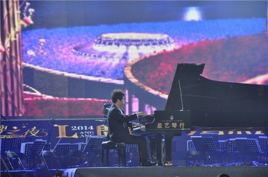 箭牌卫浴形象代言人国际钢琴巨星郎朗先生在现场进行演奏
