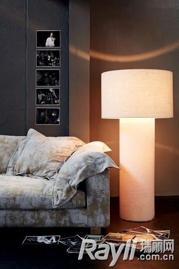 　硬朗气质的客厅空间用落地灯来增添柔美氛围