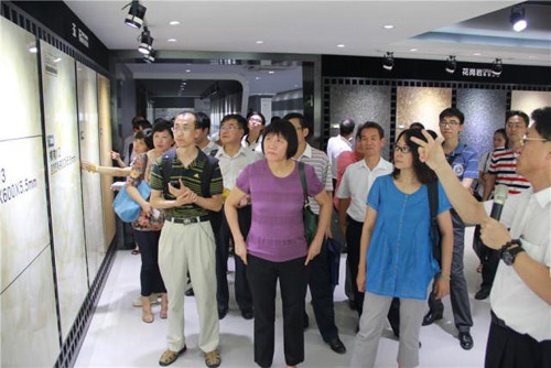 环保部领导走进陶瓷薄板科技体验馆了解蒙娜丽莎陶瓷薄板的发展情况
