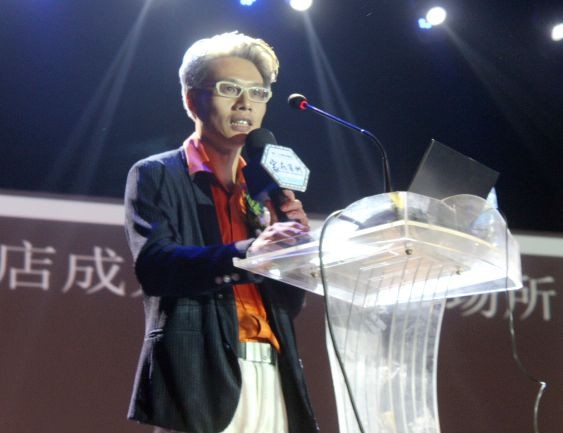 中国知名设计大师、HHD首席设计师洪忠轩发表了名为“当酒店成为一种体验场所”的演讲