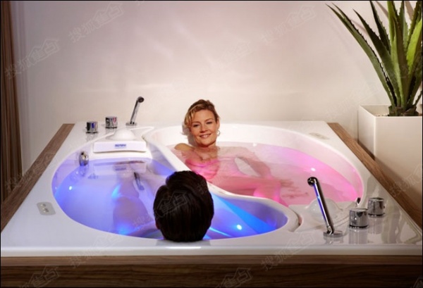 情侣双人浴缸可供双人同时使用