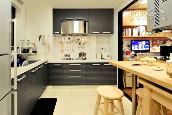 黑白灰三个颜色为厨房增加了层次感