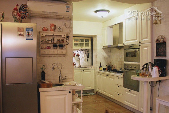 经典的白色组合橱柜为居室带来一个典型的美式装饰厨房